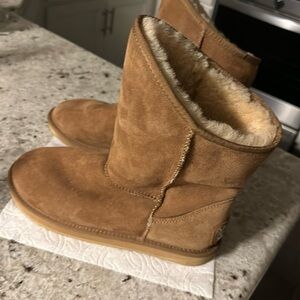 Australia Luxe Collective
Size 10
Smoke free & pet free house.
Half size big.